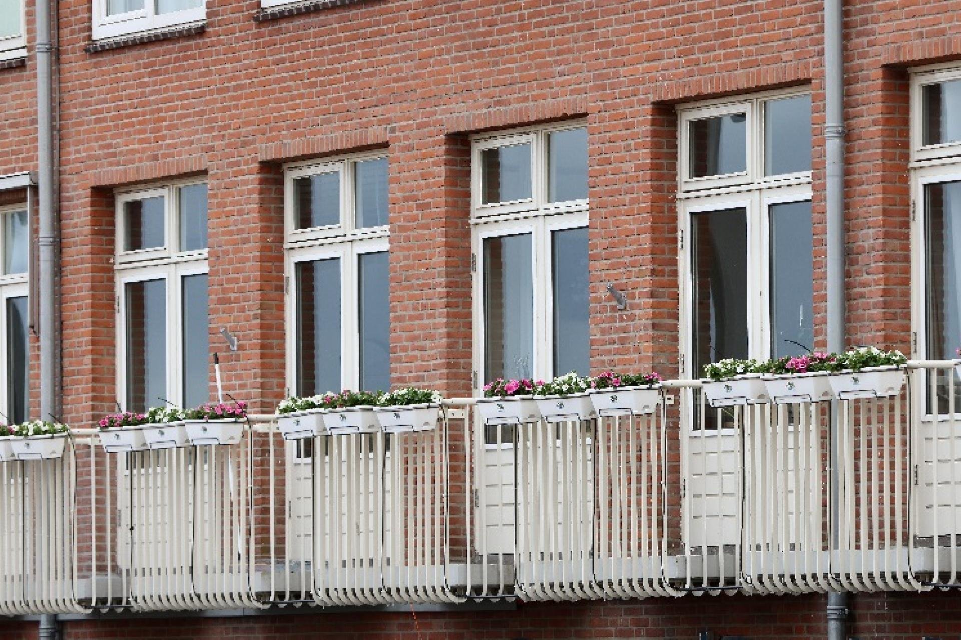 bloembakken aan de balkons van plein 1945