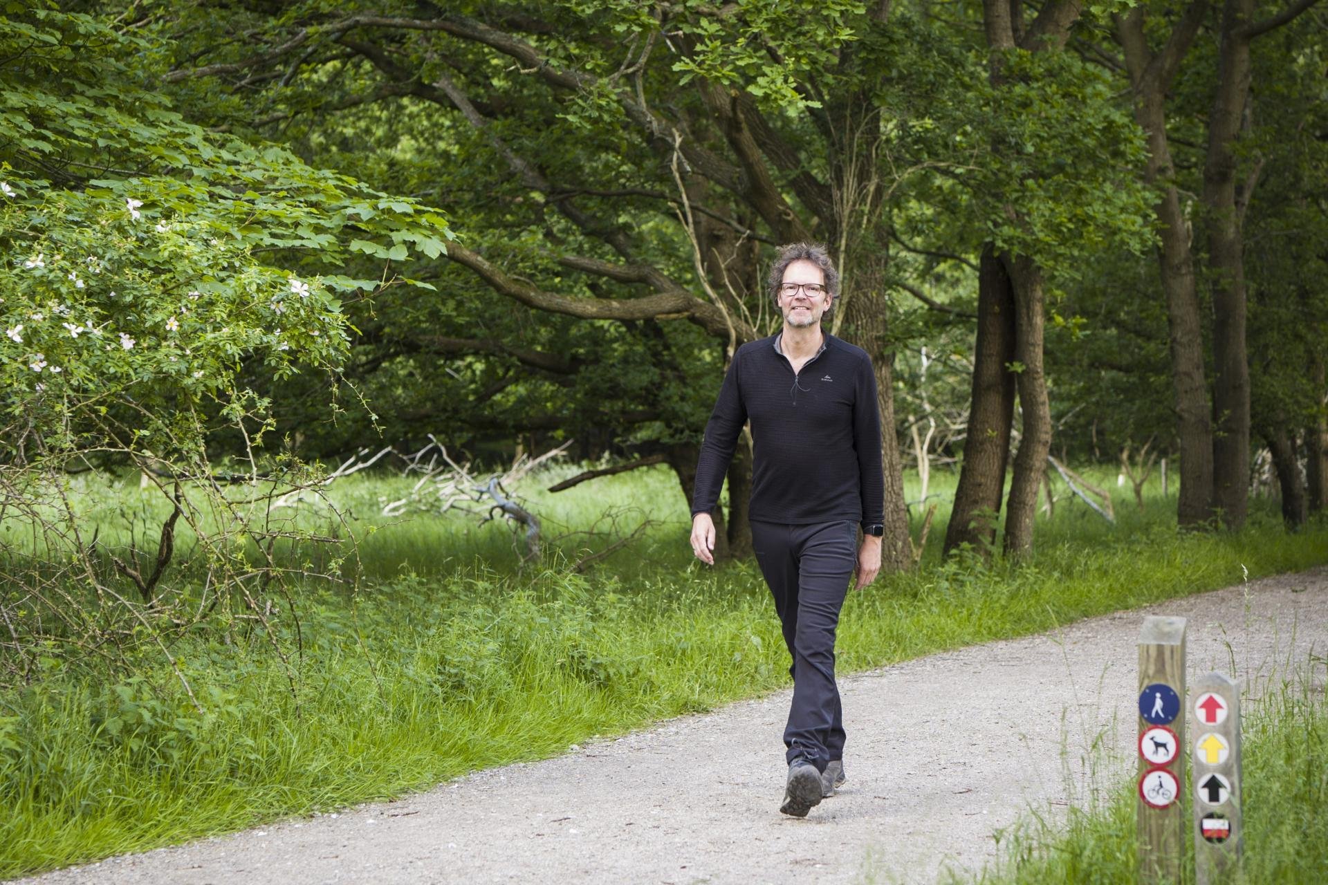 MaartenJan Hoekstra wandelt in het bos